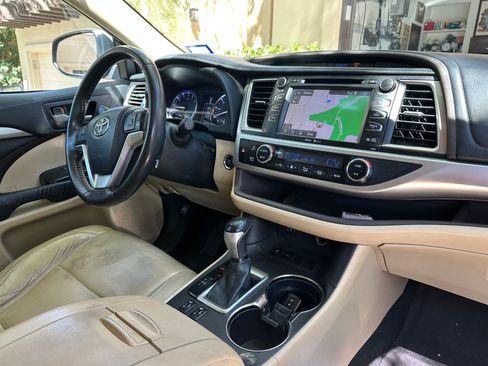 Used 2014 Toyota Highlander XLE image 8