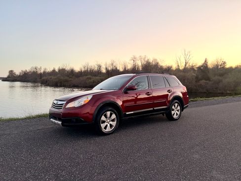 Used 2011 Subaru Outback 2.5i Limited w/ PWR Moonroof Pkg AWD/4WD image 4