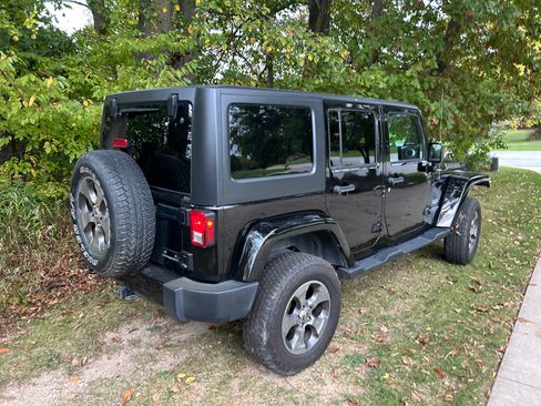 Used 2018 Jeep Wrangler Unlimited Sahara AWD/4WD image 8