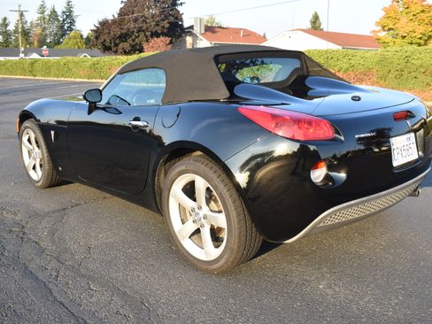 Used 2006 Pontiac Solstice Convertible w/ Premium Package image 2