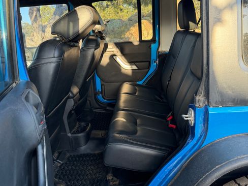 Used 2015 Jeep Wrangler Unlimited Rubicon w/ Connectivity Group AWD/4WD image 8