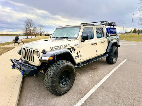 Used 2020 Jeep Gladiator Sport image 4