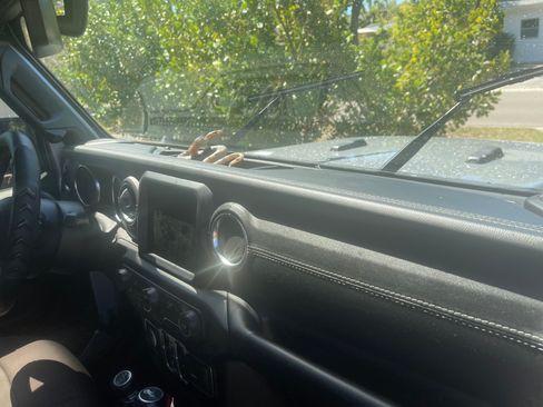 Used 2019 Jeep Wrangler Unlimited Sahara image 16