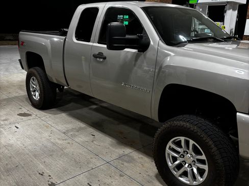 Used 2009 Chevrolet Silverado 1500 LT w/ Power Pack Plus AWD/4WD image 2