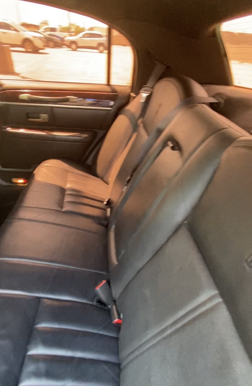 Used 2011 Lincoln Town Car Signature Limited RWD image 4