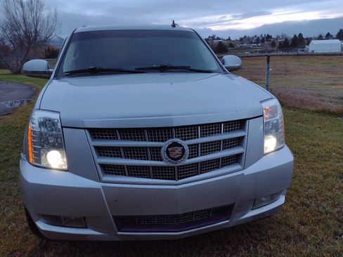 Used 2013 Cadillac Escalade ESV Premium image 2