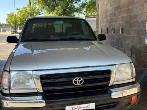 Used 2000 Toyota Tacoma PreRunner w/ Value Pkg image 2