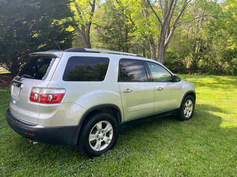 Used 2010 GMC Acadia SLE image 2