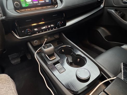 Used 2022 Nissan Rogue SV w/ SV Premium Package image 11