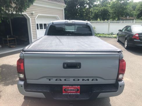 Used 2018 Toyota Tacoma TRD Off-Road w/ TRD Premium Off Road Package image 10