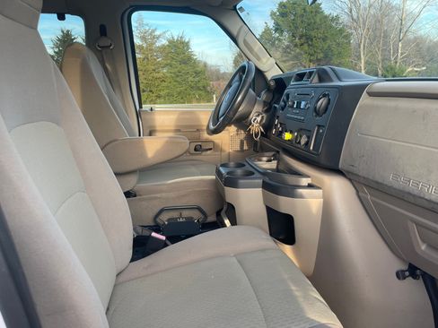 Used 2011 Ford E-350 and Econoline 350 XLT RWD image 9