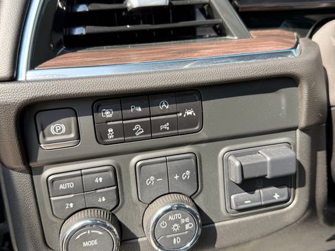 Used 2025 Chevrolet Suburban Z71 w/ Comfort Package image 11