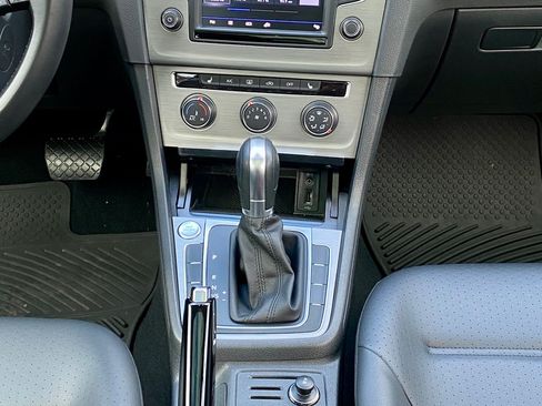 Used 2017 Volkswagen Golf SE image 21