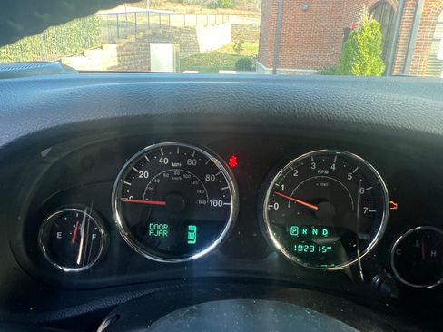 Used 2017 Jeep Wrangler Unlimited Rubicon w/ Connectivity Group AWD/4WD image 13