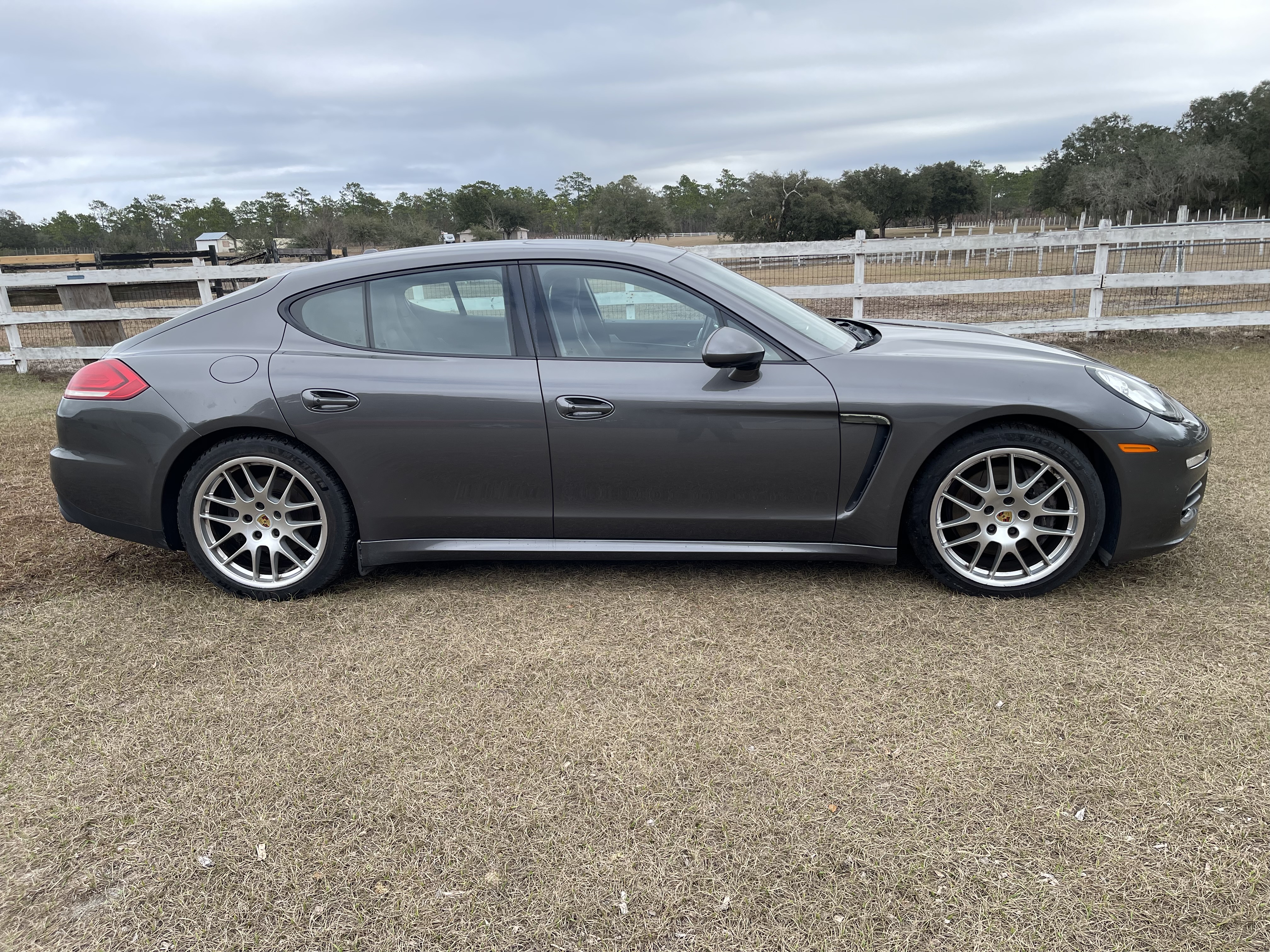 Used 2016 Porsche Panamera image 4