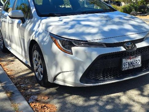 Used 2022 Toyota Corolla LE image 2