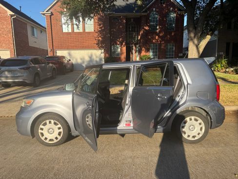 Used 2009 Scion xB Hatchback 4D image 9