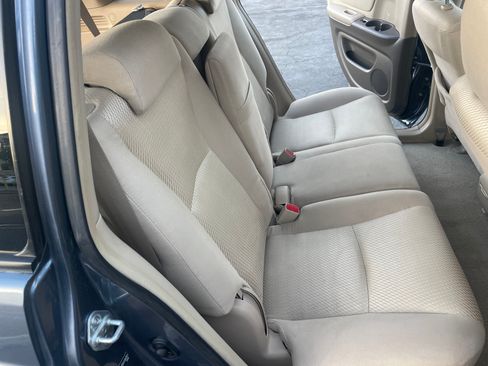 Used 2005 Toyota Highlander 2WD w/ 3rd Row image 11