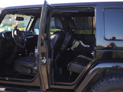 Used 2015 Jeep Wrangler Unlimited Sahara w/ Max Tow Package image 15