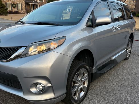 Used 2013 Toyota Sienna SE image 4