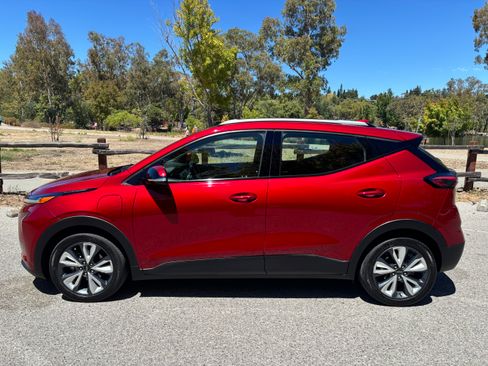 Used 2022 Chevrolet Bolt EUV LT w/ Convenience Package FWD image 1