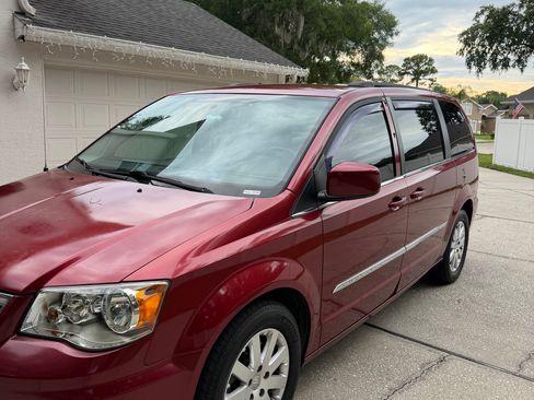 Used 2016 Chrysler Town & Country Touring FWD image 2