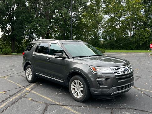 Used 2018 Ford Explorer XLT w/ Equipment Group 201A AWD/4WD image 13