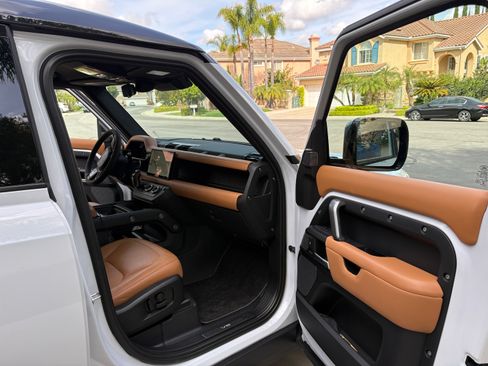 Used 2023 Land Rover Defender 110 image 26