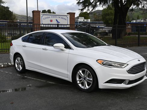 Used 2018 Ford Fusion SE image 2