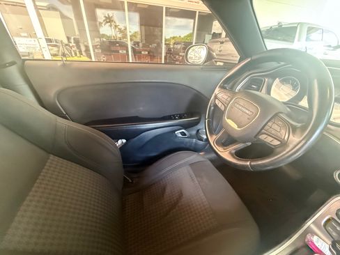 Used 2015 Dodge Challenger SXT image 10