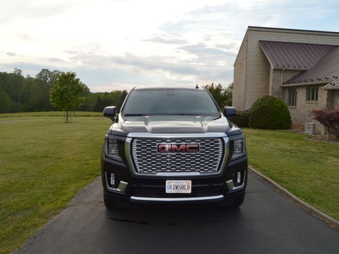 Used 2022 GMC Yukon Denali w/ Denali Premium Package AWD/4WD image 9