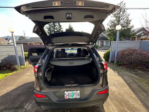 Used 2018 Jeep Cherokee Latitude Plus image 11