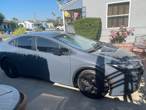 Used 2024 Toyota Prius LE FWD image 4