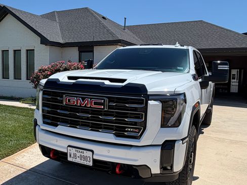 Used 2025 GMC Sierra 2500 AT4 w/ AT4 Premium Plus Package AWD/4WD image 2