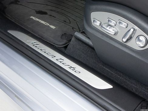 Used 2016 Porsche Macan Turbo image 11