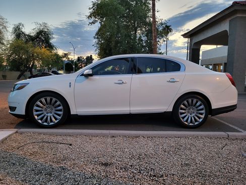 Used 2013 Lincoln MKS AWD image 4