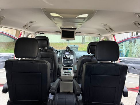 Used 2016 Chrysler Town & Country Touring FWD image 14