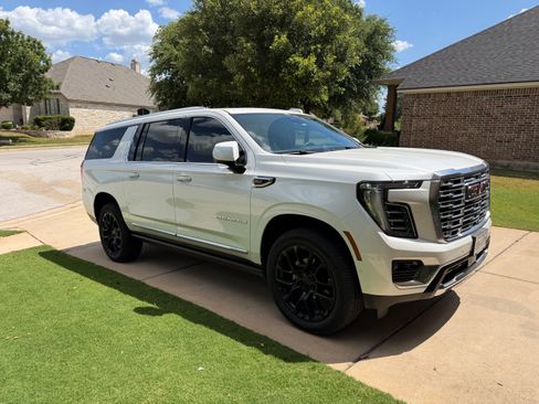 Used 2025 GMC Yukon XL Denali w/ Sun & Power Step Package AWD/4WD image 4