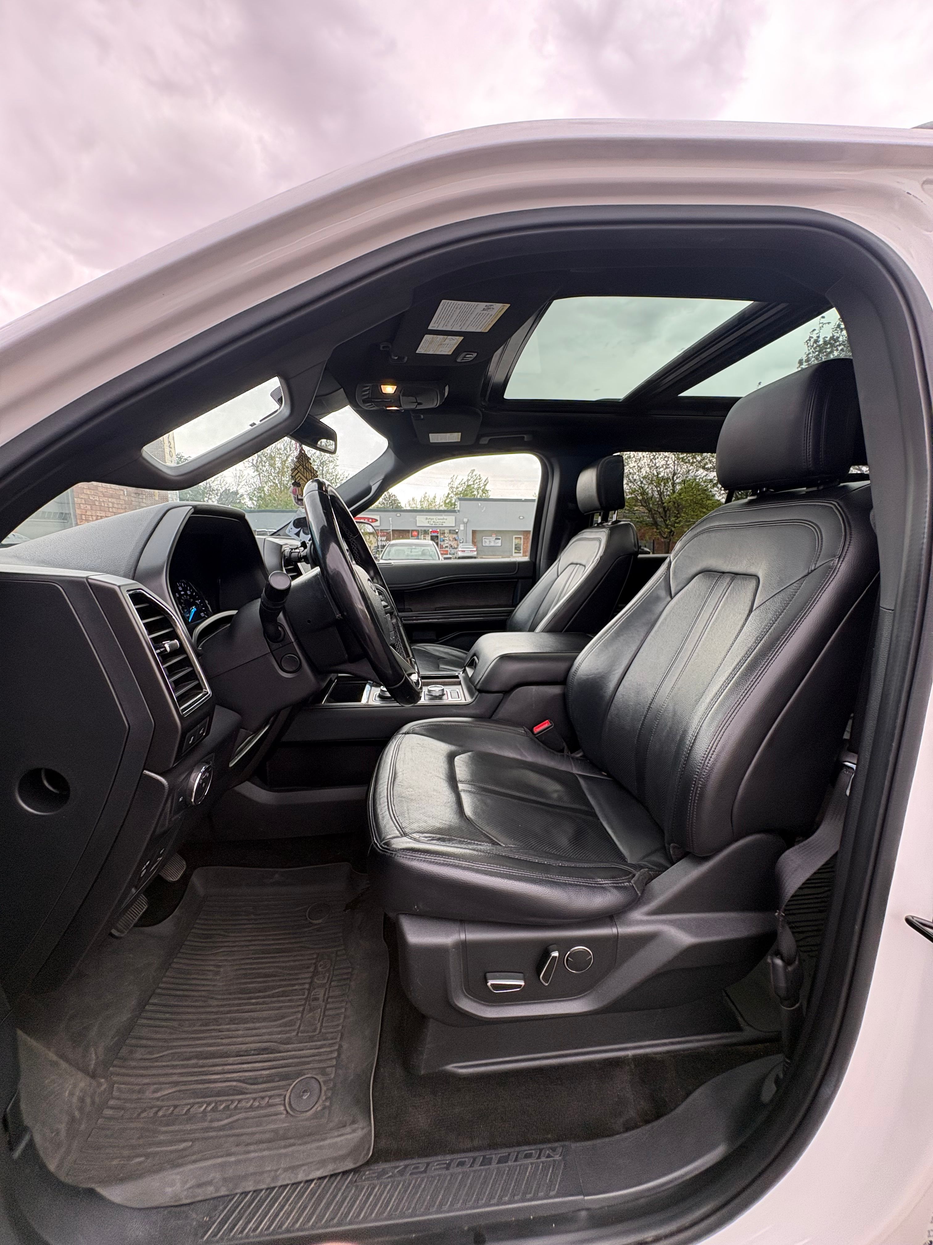 Used 2018 Ford Expedition Limited w/ Equipment Group 301A AWD/4WD image 4