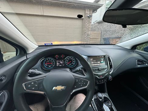 Used 2018 Chevrolet Cruze LT w/ Convenience Package image 11