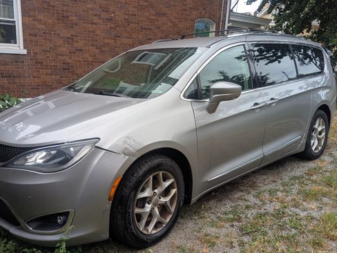 Used 2017 Chrysler Pacifica Touring-L Plus w/ Advanced Safetytec Group image 2