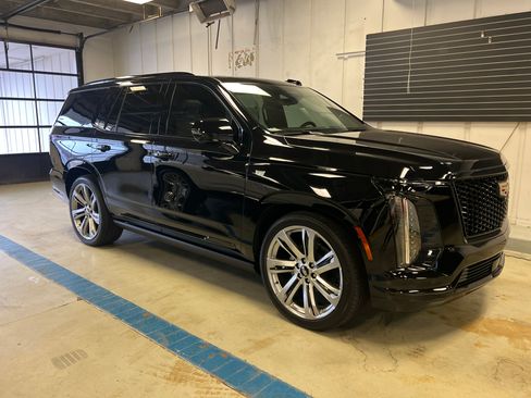 Used 2025 Cadillac Escalade Sport Platinum image 4