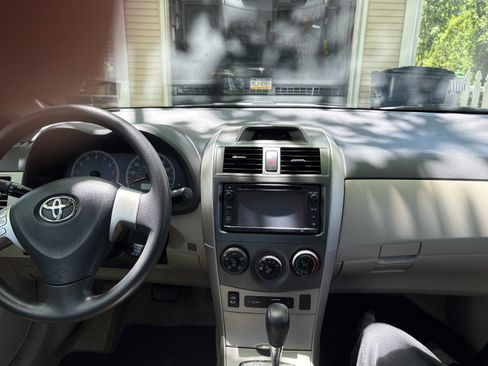 Used 2013 Toyota Corolla LE FWD image 9