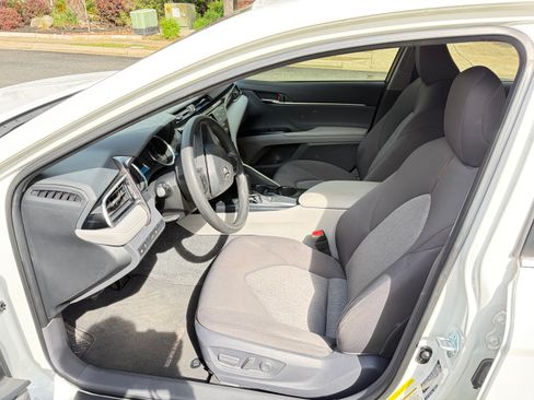 Used 2018 Toyota Camry LE image 8