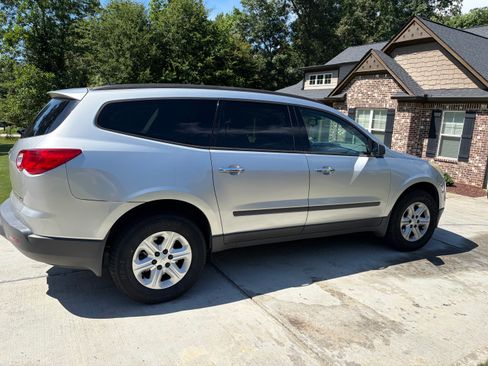 Used 2012 Chevrolet Traverse LS FWD image 4