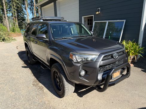 Used 2017 Toyota 4Runner SR5 AWD/4WD image 5