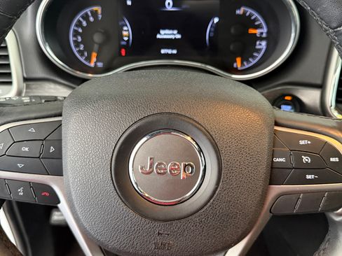 Used 2018 Jeep Grand Cherokee Altitude AWD/4WD image 13