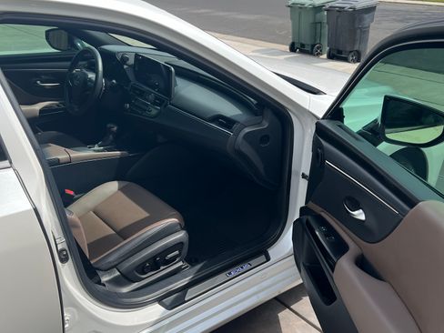 Used 2022 Lexus ES 300h w/ Premium Package image 10