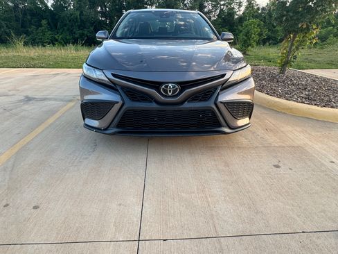 Used 2022 Toyota Camry SE FWD image 6