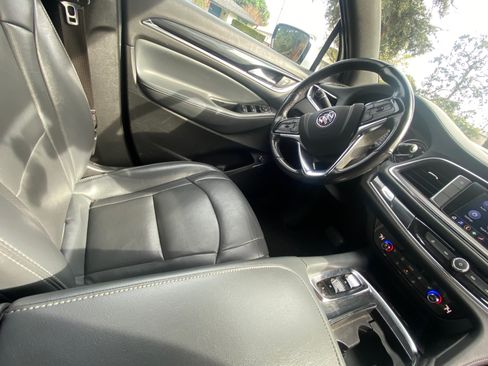 Used 2022 Buick Enclave Essence image 8